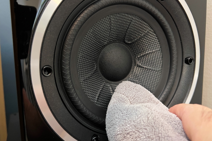正在用超细纤维布擦拭扬声器。.jpg